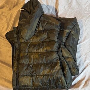 Old Navy Olive Green Camo Quilted Puffer Vest